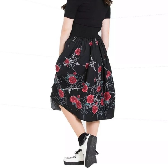 Hell Bunny 50s Swing Skirt
Spiderweb Red Rose Print Plus Size
3XL UK 20 (NWOT) - Picture 2 of 10